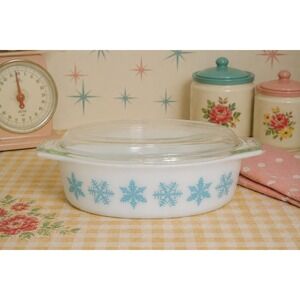 VTG Pyrex Turquoise On White Snowflake Covered Casserole w/ Lid, #045, 2 1/2 Qt